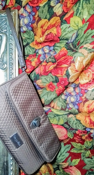 Smooth, Bubble Pattern Wristlet Clutch - Picture 4 of 16